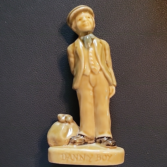 Danny Boy Porcelain Figurine in Beige - Picture 1 of 4